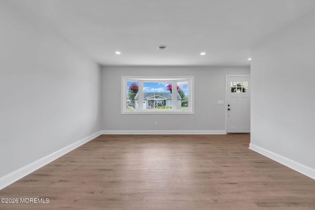 6 Coventry Road, Toms River, NJ 08757