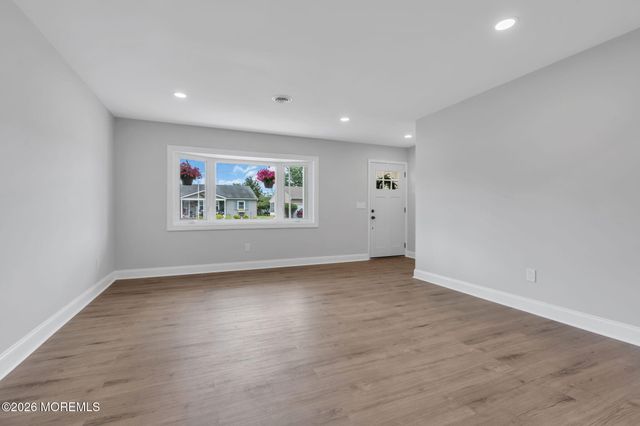 6 Coventry Road, Toms River, NJ 08757