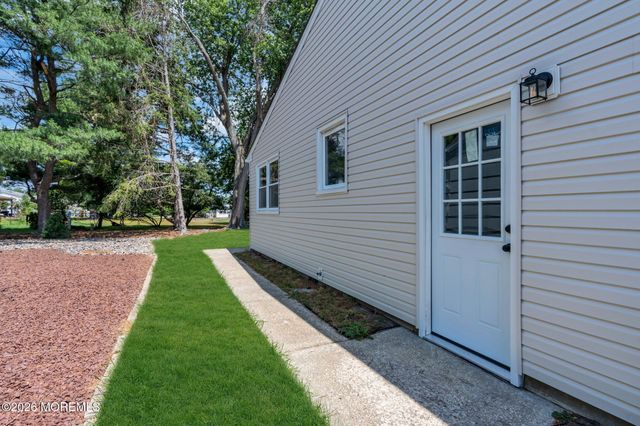 6 Coventry Road, Toms River, NJ 08757