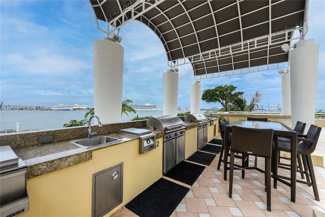 848 Brickell Key Dr 2703, Miami, FL 33131