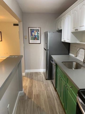 5839 SW 74th Ter 201, South Miami, FL 33143