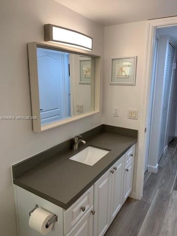 5839 SW 74th Ter 201, South Miami, FL 33143