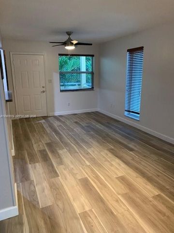 5839 SW 74th Ter 201, South Miami, FL 33143