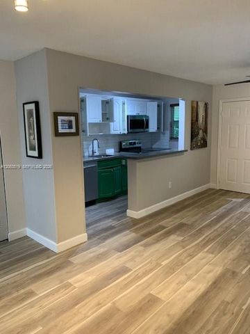 5839 SW 74th Ter 201, South Miami, FL 33143