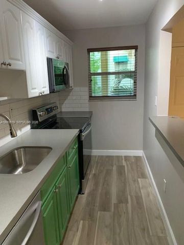5839 SW 74th Ter 201, South Miami, FL 33143