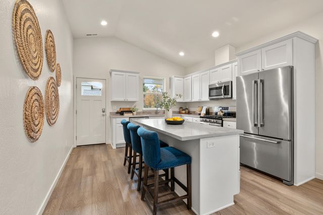 212 Willow Way, Talent, OR 97540