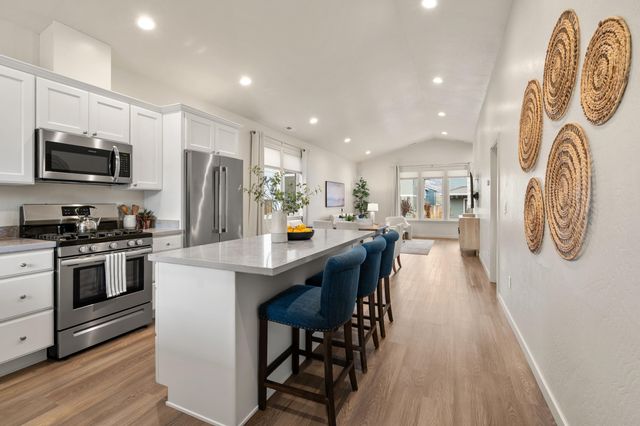 212 Willow Way, Talent, OR 97540