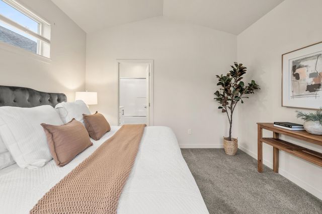 212 Willow Way, Talent, OR 97540