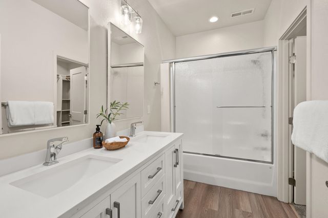 212 Willow Way, Talent, OR 97540