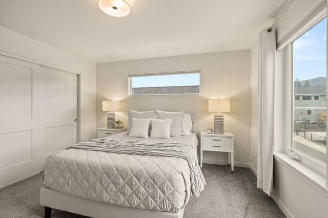 212 Willow Way, Talent, OR 97540