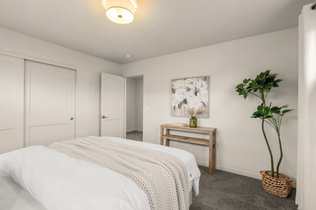 212 Willow Way, Talent, OR 97540