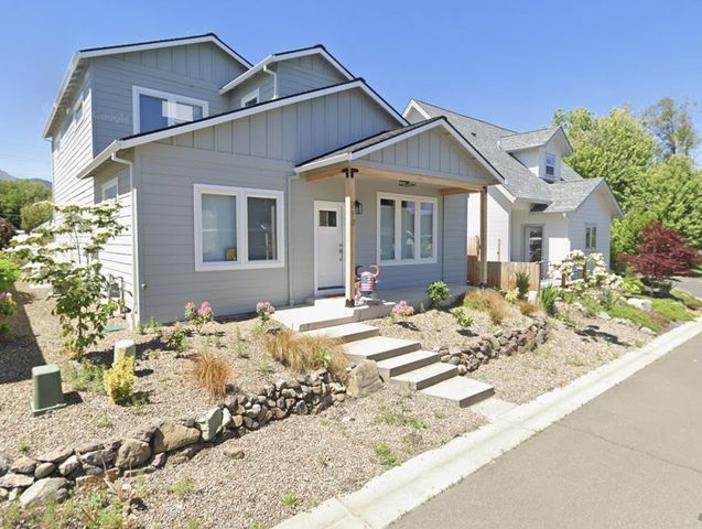 212 Willow Way, Talent, OR 97540