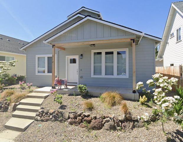 212 Willow Way, Talent, OR 97540