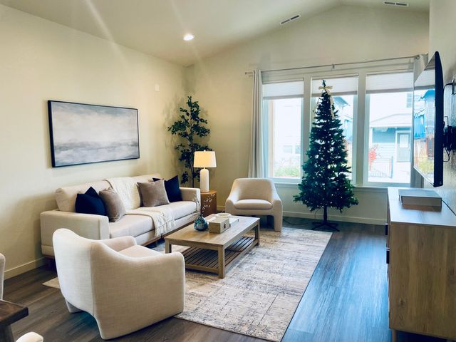 212 Willow Way, Talent, OR 97540