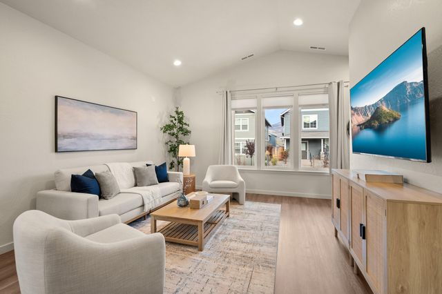 212 Willow Way, Talent, OR 97540