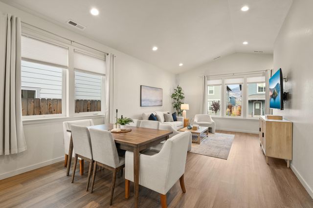 212 Willow Way, Talent, OR 97540