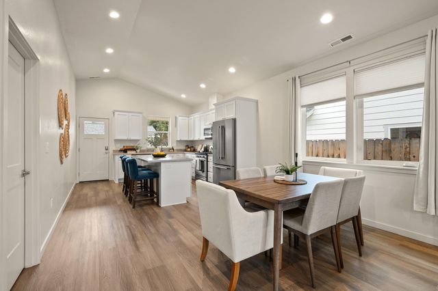 212 Willow Way, Talent, OR 97540