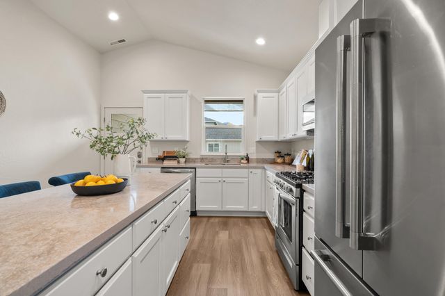 212 Willow Way, Talent, OR 97540