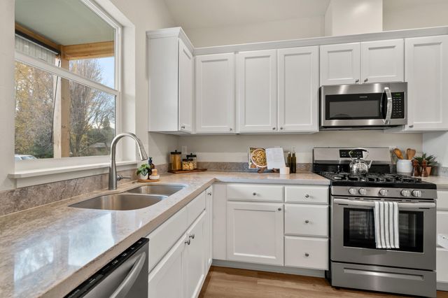 212 Willow Way, Talent, OR 97540