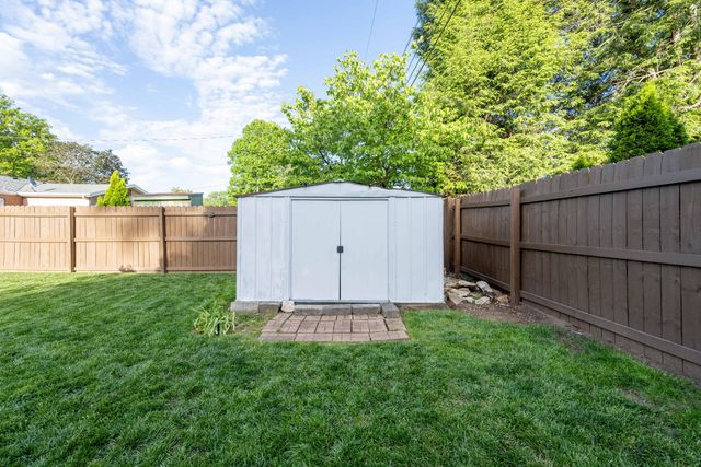1116 E Kingsbury Street, Springfield, MO 65807