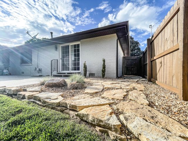 1116 E Kingsbury Street, Springfield, MO 65807