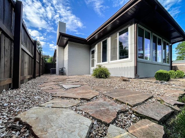 1116 E Kingsbury Street, Springfield, MO 65807