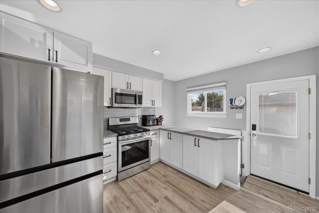 30008 Maplegrove Street, St. Clair Shores, MI 48082