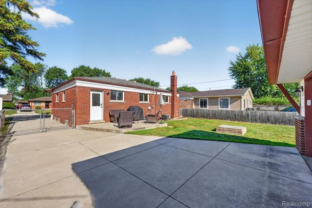 30008 Maplegrove Street, St. Clair Shores, MI 48082