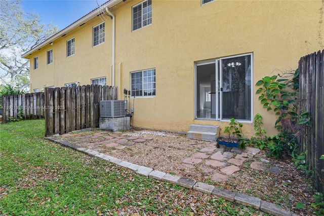 330 SW 2nd Ave 3, Hallandale Beach, FL 33009