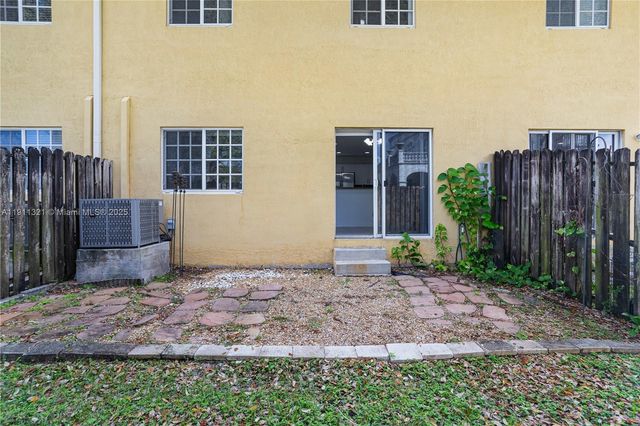 330 SW 2nd Ave 3, Hallandale Beach, FL 33009
