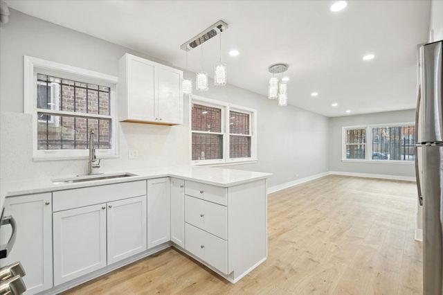 2623 W ARTHUR Avenue 1, Chicago, IL 60645