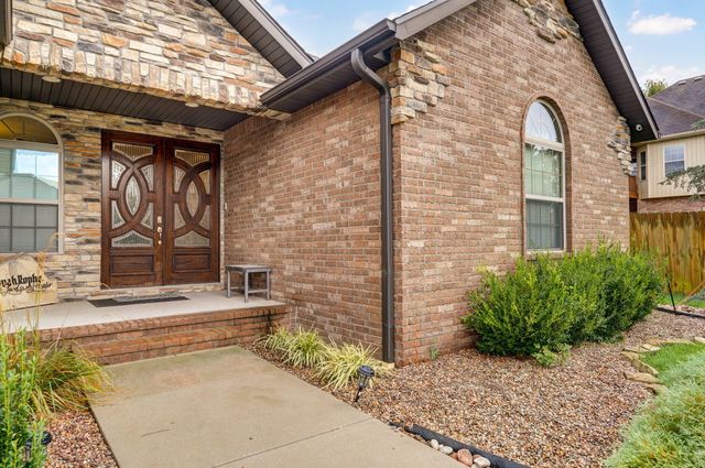 992 N Cedar Ridge Avenue, Springfield, MO 65802