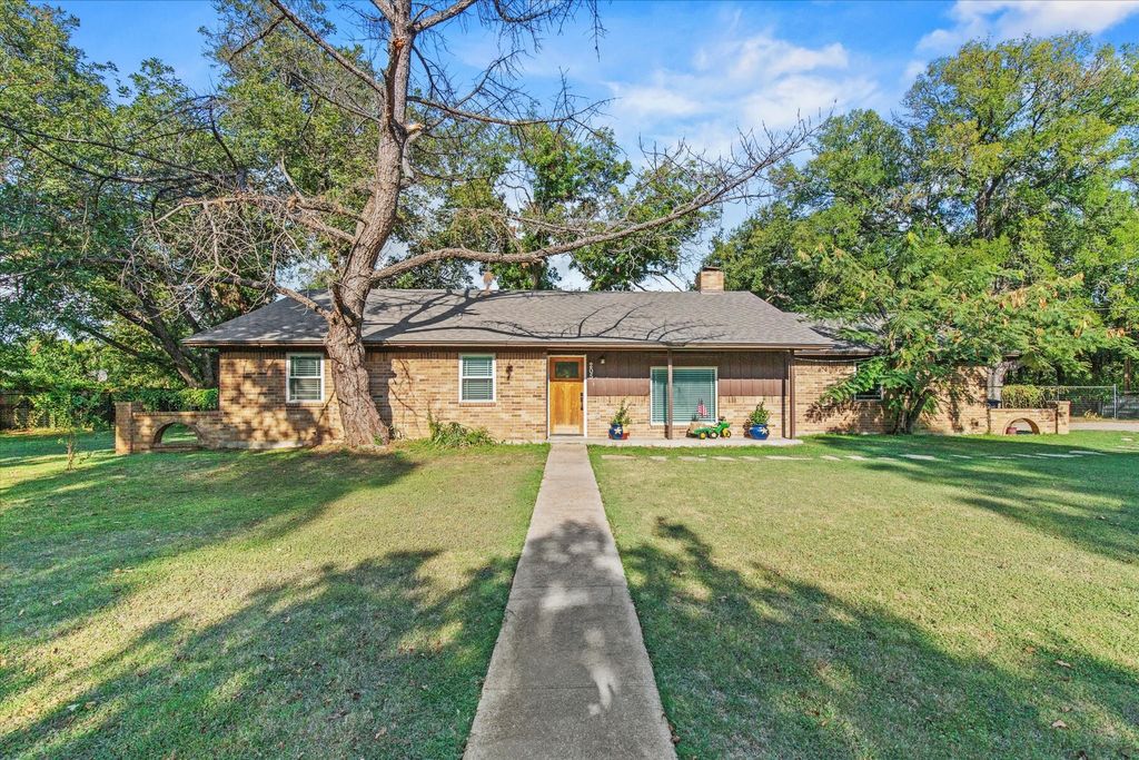205 S Washington Street, Cleburne, TX 76031