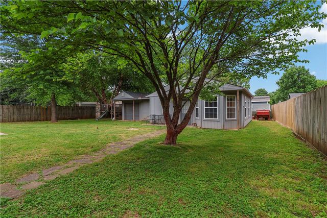 1368 N Caddo Avenue, Fayetteville, AR 72704