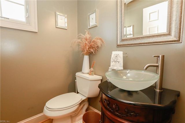 7 Channel LN, Hampton, VA 23664