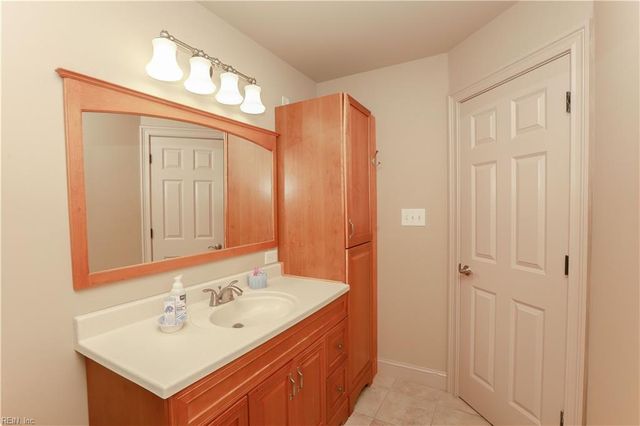 7 Channel LN, Hampton, VA 23664