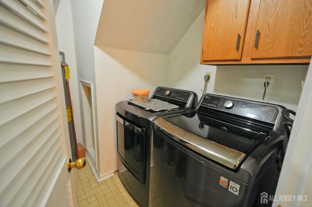 1702 OAK Court, South Brunswick, NJ 08852