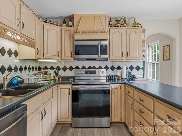 208 Applecross Lane, Hendersonville, NC 28791