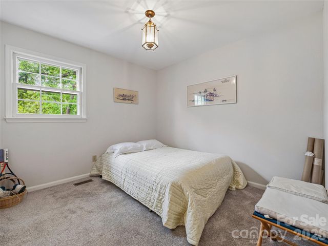 208 Applecross Lane, Hendersonville, NC 28791