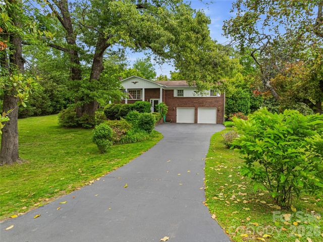208 Applecross Lane, Hendersonville, NC 28791