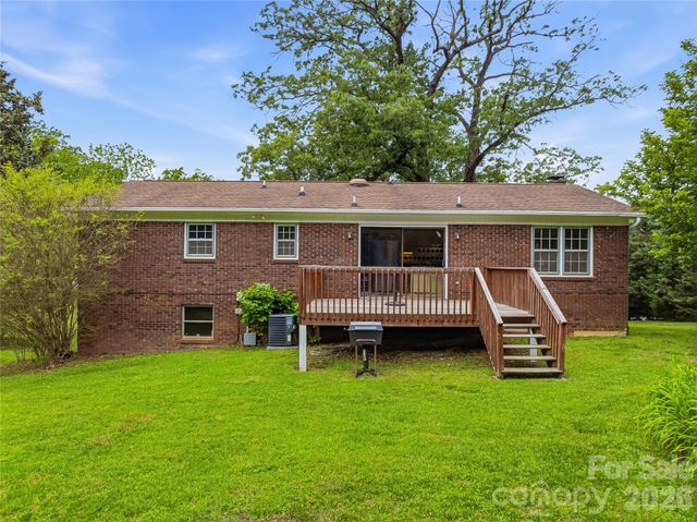 208 Applecross Lane, Hendersonville, NC 28791