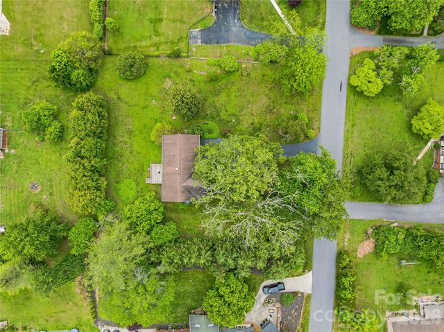 208 Applecross Lane, Hendersonville, NC 28791