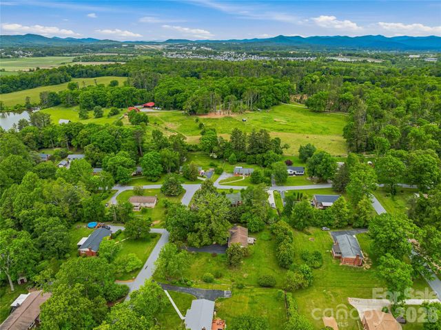 208 Applecross Lane, Hendersonville, NC 28791