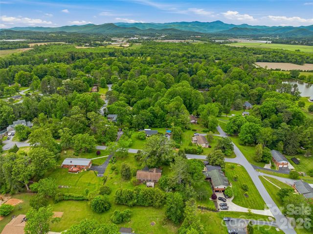 208 Applecross Lane, Hendersonville, NC 28791