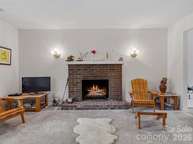 208 Applecross Lane, Hendersonville, NC 28791