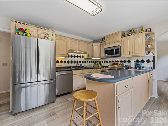 208 Applecross Lane, Hendersonville, NC 28791