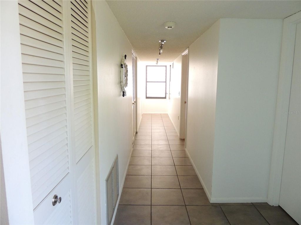 Image 11 of property listing at 324 TIMBERLAKE DRIVE 324, Bradenton, FL 34210