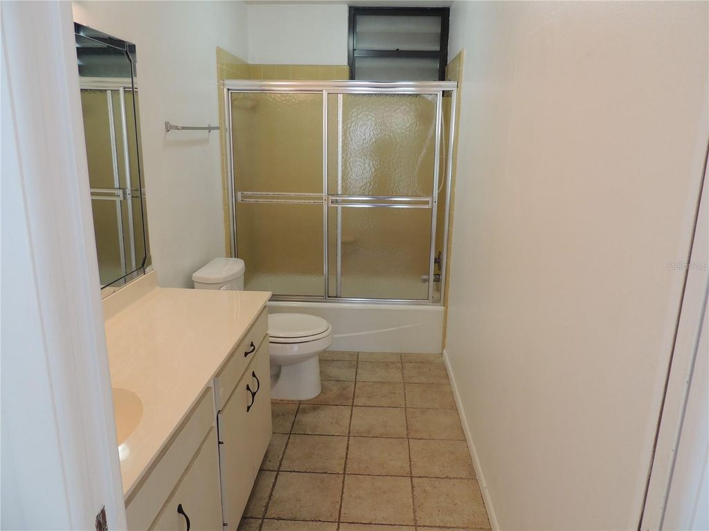 Image 13 of property listing at 324 TIMBERLAKE DRIVE 324, Bradenton, FL 34210