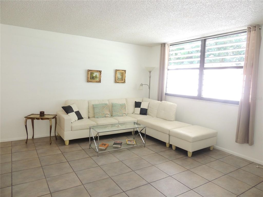 Image 4 of property listing at 324 TIMBERLAKE DRIVE 324, Bradenton, FL 34210