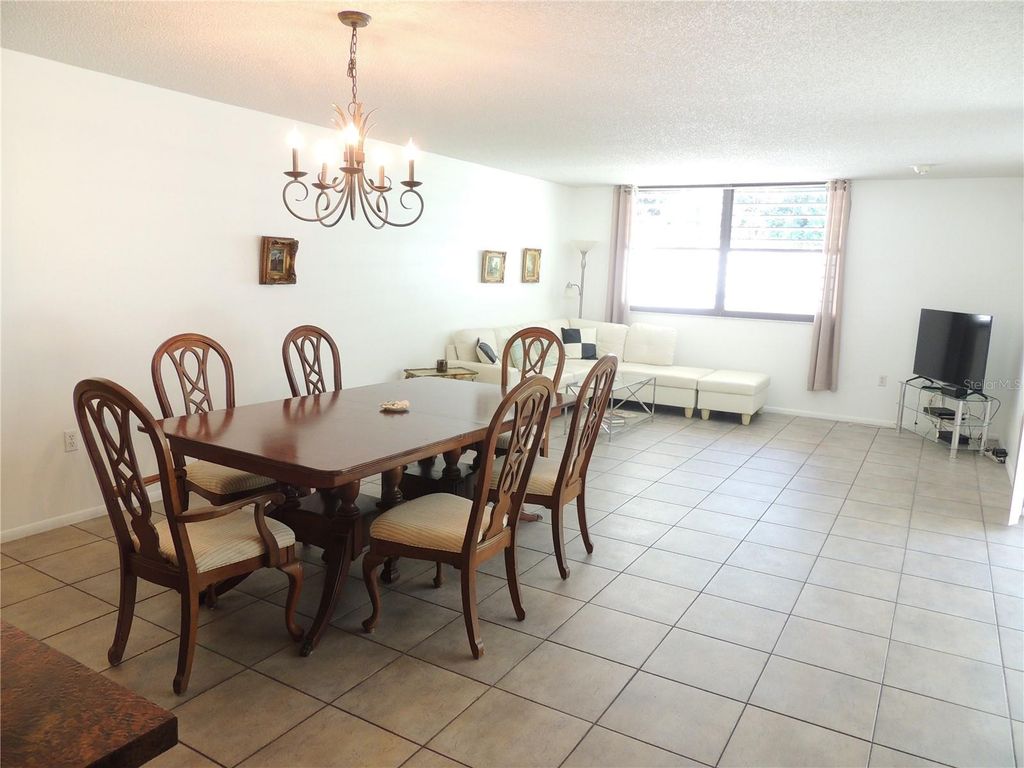 Image 5 of property listing at 324 TIMBERLAKE DRIVE 324, Bradenton, FL 34210